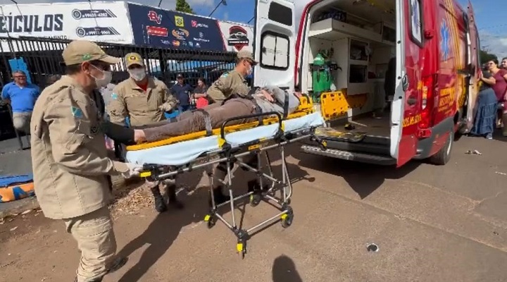 Vítima sendo socorrida pelos bombeiros militares - Foto: Jornal da Nova